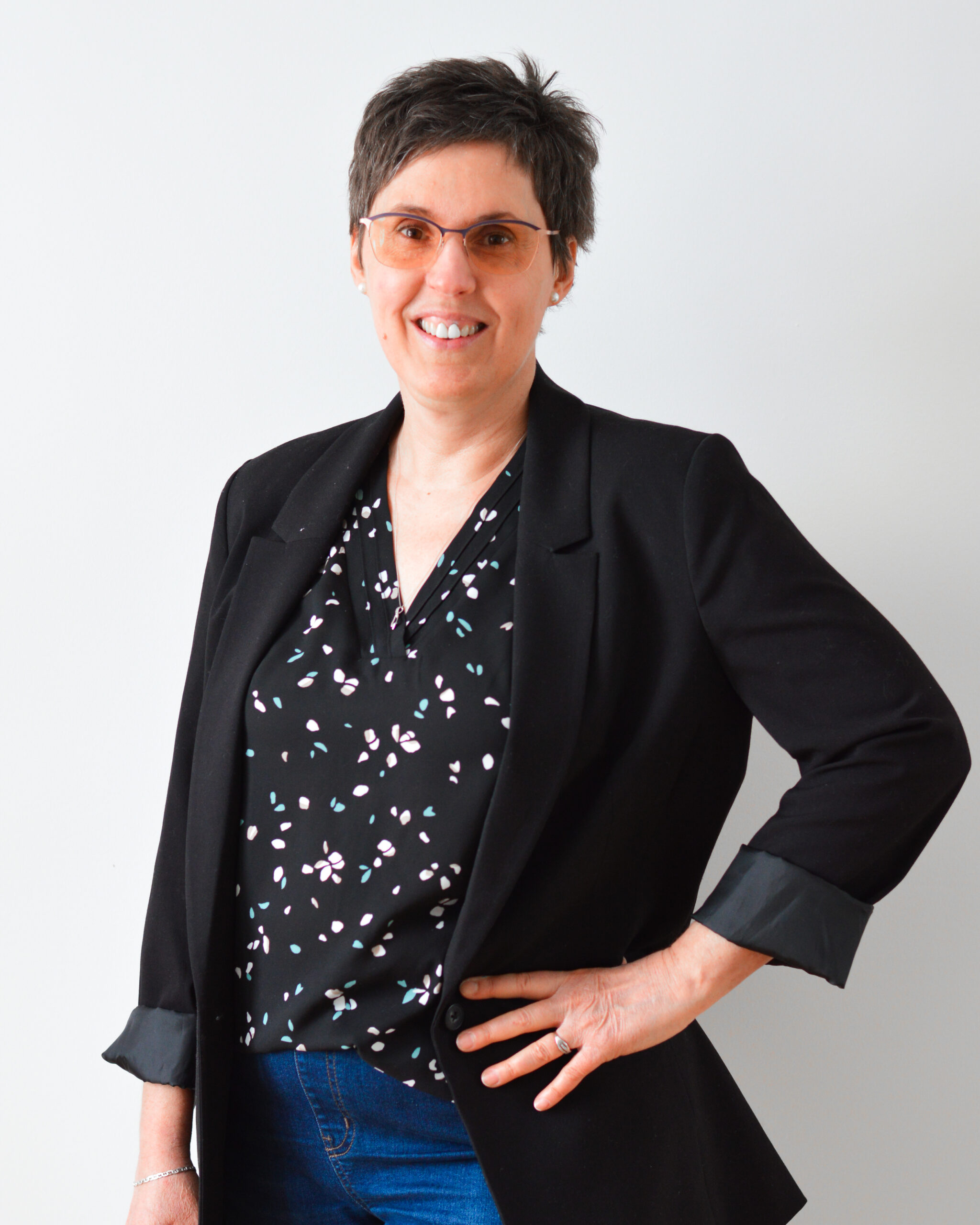 Julie, spécialiste en soutien administratif et en accompagnement pour les demandes de subventions au Québec